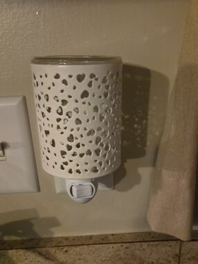 Scentsy White Heart Pattern Plug-In Wax Warmer